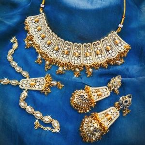 Jewelry set with white pearl stones